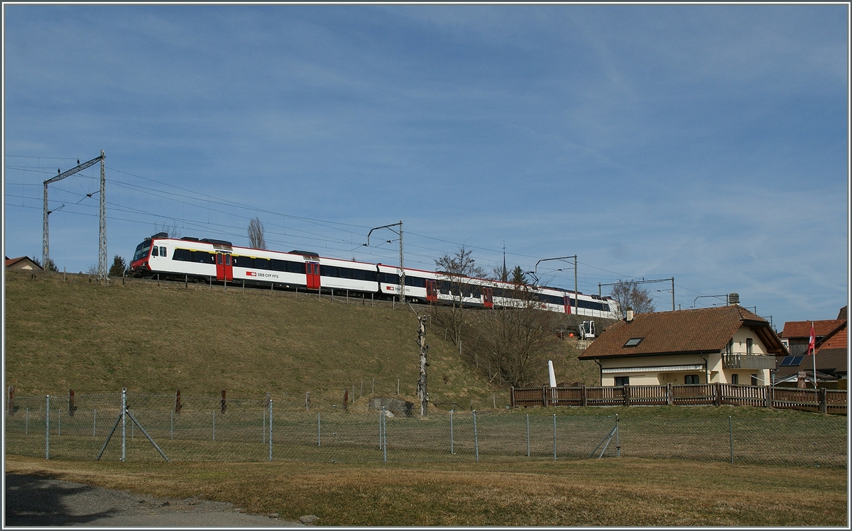 Ein Domino zwischen Neyruz und Cottens, wo noch die wohl letzen, alten und filigranen Fahrleitungsmaste zu bewundern sind. 13. März 2012