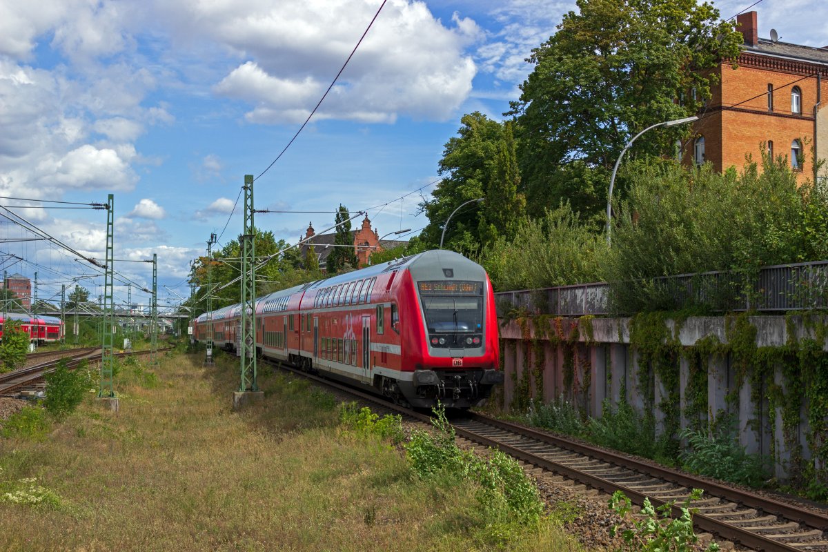 Ein Doppelstockzug der Linie RE 3 nach Schwedt verlsst am 04.08.2020 Berlin-Sdkreuz.