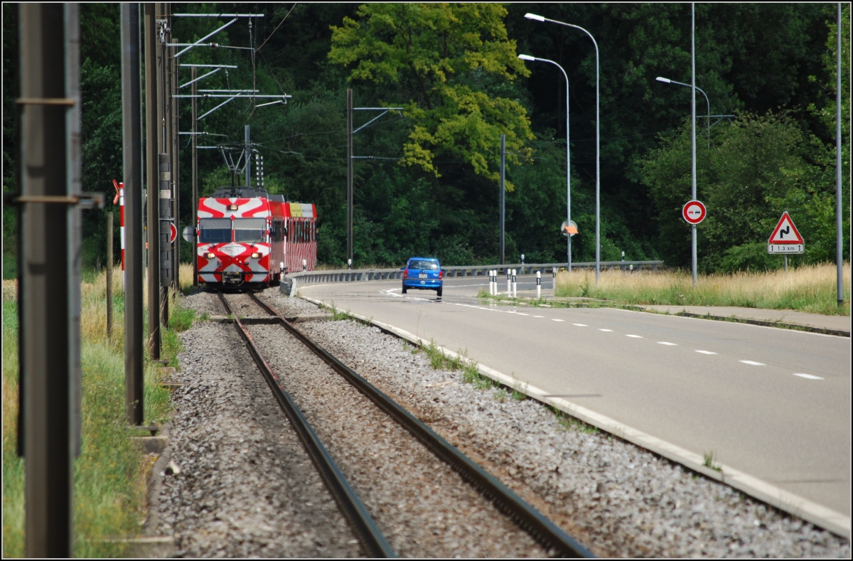 Ein dreiteiliger Triebwagen der Frauenfeld-Wil-Bahn kommt zum Haltepunkt Lüdem. Juni 2007.