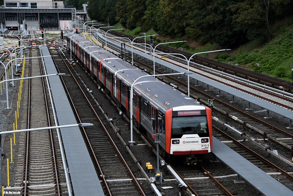 ein DT3 als trio war abgestellt beim bahnhof hh-billstedt,im hintergrund das neue U-bahnwerk
in der legienstraße,aufgenommen am 07.09.19