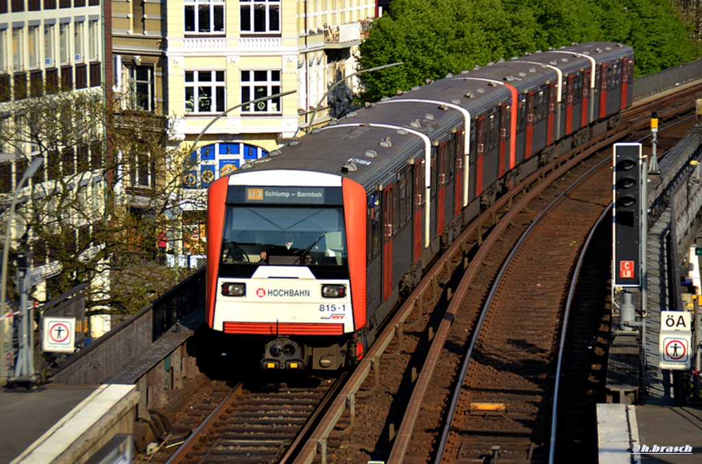 ein DT3 mit der nummer 851-1,fuhr langsam in die haltestelle landungsbrücken,hamburg 07.05.17 