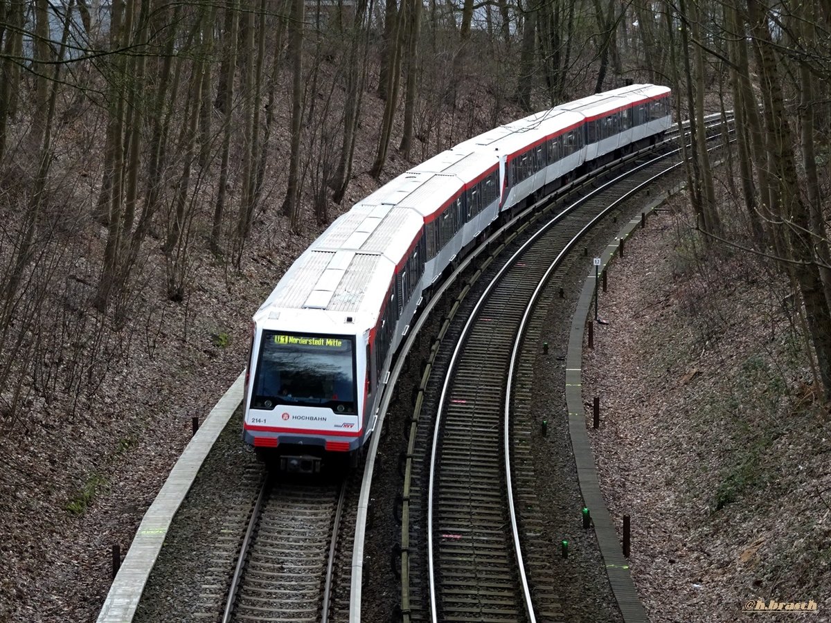 ein DT4 richtung norderstedt mitte,aufgenommen in alsterdorf,11.03.19