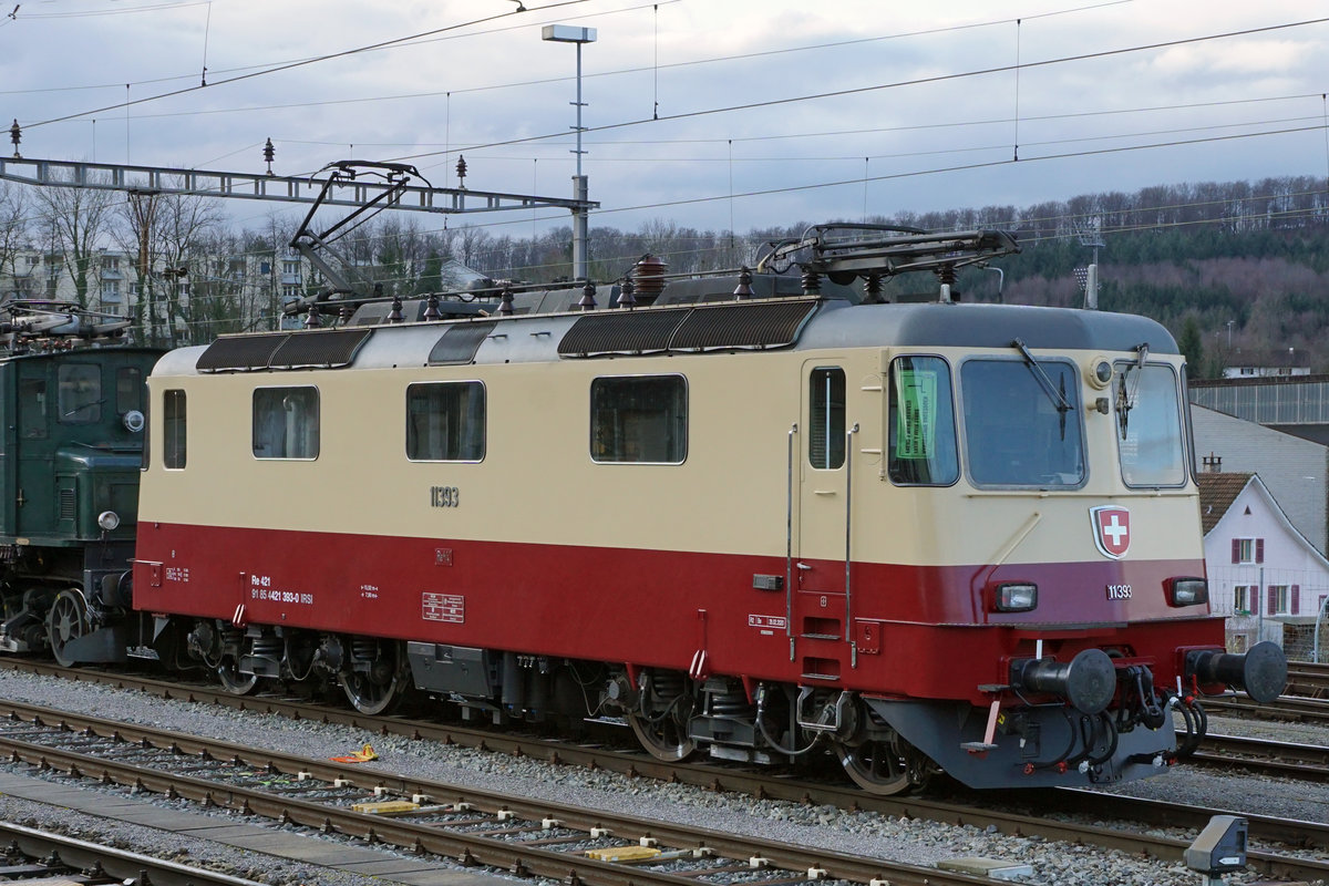 Ein echter Farbtupfer auf dem Schienennetz der Schweiz ist ab dem dem 2. März 2020 die IRSI Re 421 393-0 mit dem TEE Anstrich. Während mehreren Jahren war diese Lok für SBB CARGO INTERNATIONAL in Deutschland unterwegs. Sie verfügt über keine Klimaanlage dafür über die Zulassung für Deutschland. Vielleicht wird sie bald auch einmal in Hellertal unterwegs sein.
Verewigt wurde sie am 3. März 2020 in Olten Hammer.
Foto: Walter Ruetsch