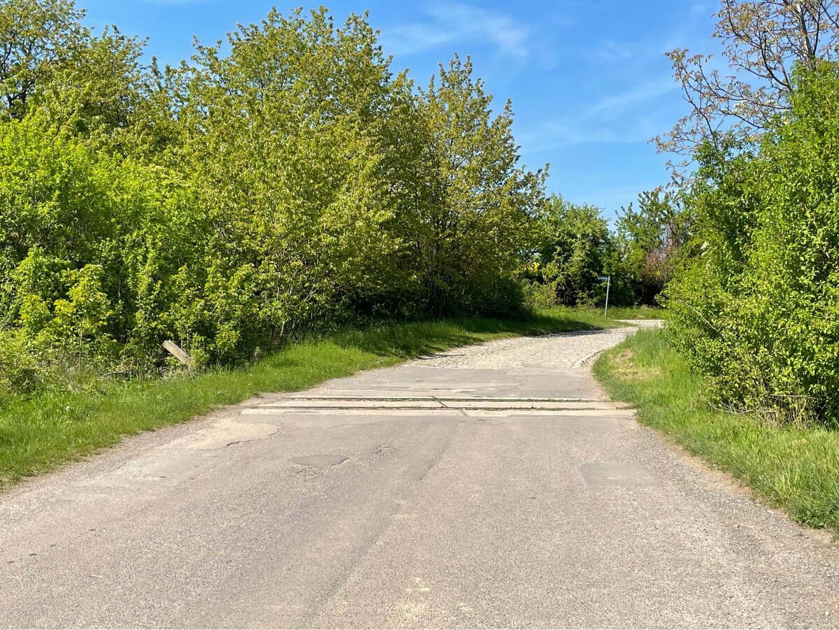 Ein ehem. Bahnübergang am 01.05.2025 in Golzen. (Foto: Erik Ritterbach)