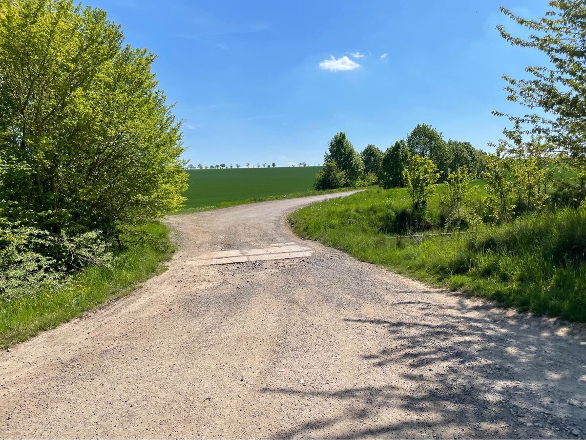 Ein ehemaliger Bahn�bergang an der Finnebahn bei Kahlwinkel, am 01.05.2025. (Foto: Erik Ritterbach) 