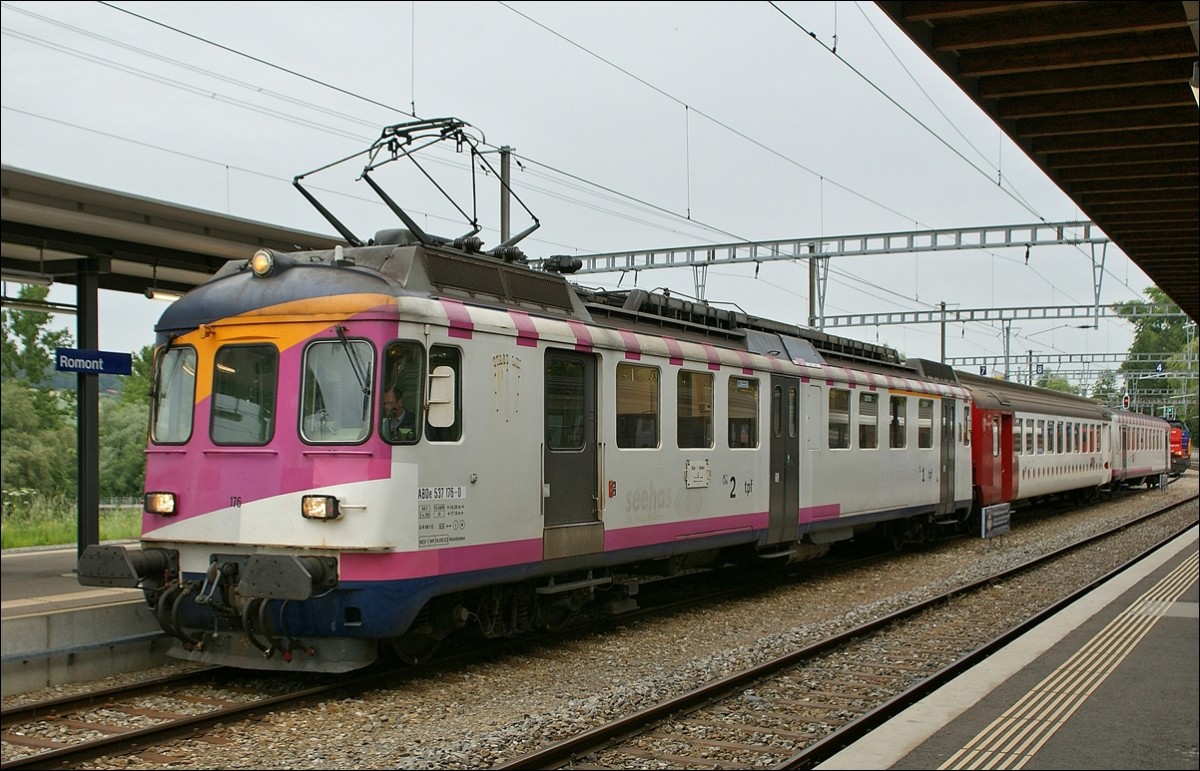 Ein es MThB Treibwagen tut bei der TPF Dienst.
Die Strecke Romont - Bulle wurde kurz nach dieser Aufnahme zwech Grundberholung fr einige Monate eingestellt und seither laufen hier SBB und TPF RE Zge im Verkehr Bern - Bulle.
27. Mai 2011