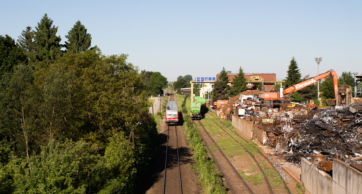 Ein etwas anderes Motiv wurde bei 628 626-4 umgesetzt. Der Mühldorfer VT wurde am Sonntagmorgen, dem 28.05.17, in Ittling angetroffen. Sein Fahrtziel lautete Neufahrn (Niederbay).