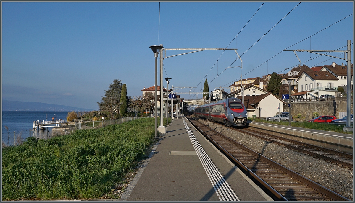 Ein FAS Treniatlia ETR 610 als EC 37 von Genève nach Milano bei der Durchfahrt in Rivaz. 

3. April 2021