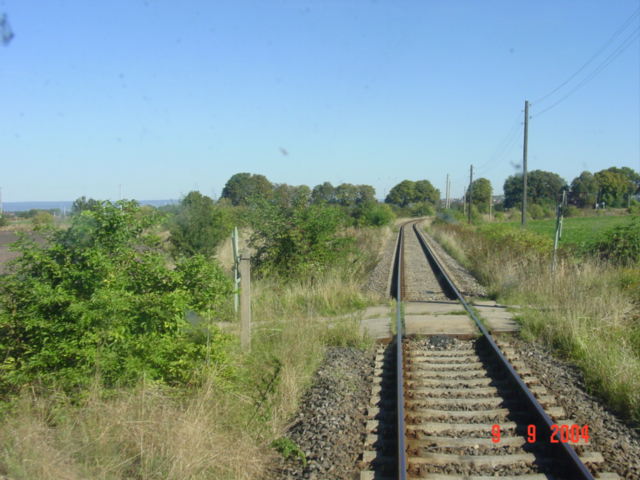 Ein Feldwegbahnübergang vor Reinsdorf (b Artern) am 09.09.2004. (Foto. Carsten Klinger)
