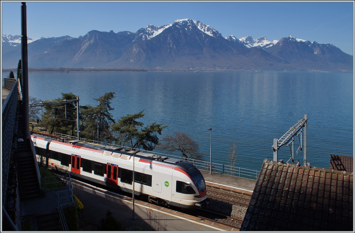 Ein Flirt auf der Fahrt nach Villeneuve verlässt den Halt St-Saphorin. 

13. April 2015