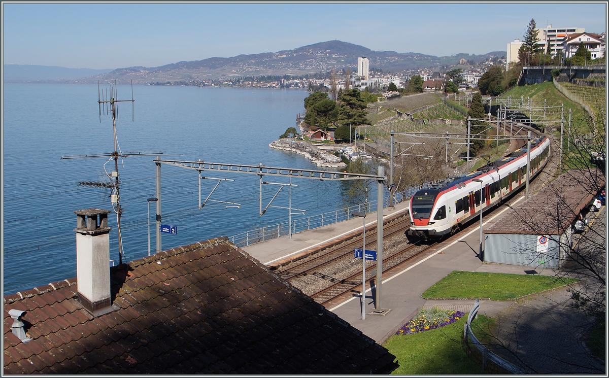 Ein Flirt RABe 523 auf dem Weg nach Villeneuve erreicht den Halt Veytaux-Chillon.
13. April 2015