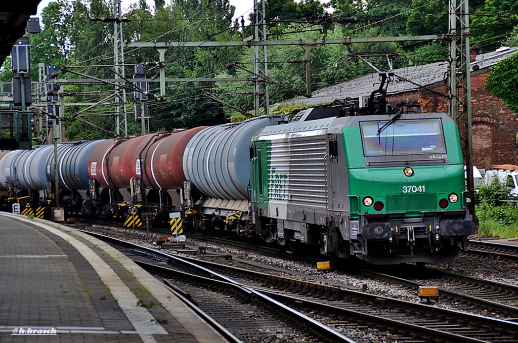 ein fretchen von akiem,mit der nummer 37041,zog einen tanker durch hh-harburg,14.07.15