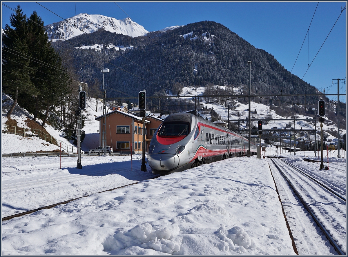 Ein FS ETR 610 als EC 15 von Zürich nach Milano bei der Durchfahrt in Airolo.
11. Feb. 2016