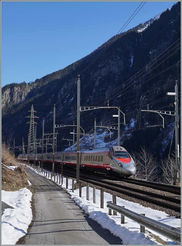 Ein FS ETR 610 als EC 153 Luzern - Milano erreicht Göschenen. 
17. März 2016