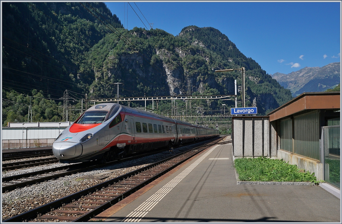 Ein FS Trenitalia ETER 610 auf der Fahrt Richtung Süden bei der Durchfahrt in Lavorgo(Gotthard Südrampe).
7. Sept. 2016