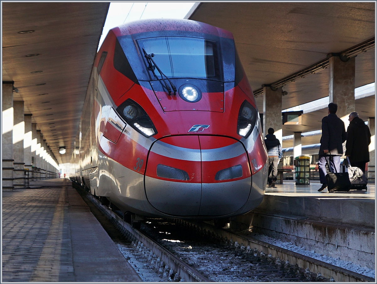 Ein FS Trenitalia ETR 400 in Firenze SMN.

16. Nov. 2017 
