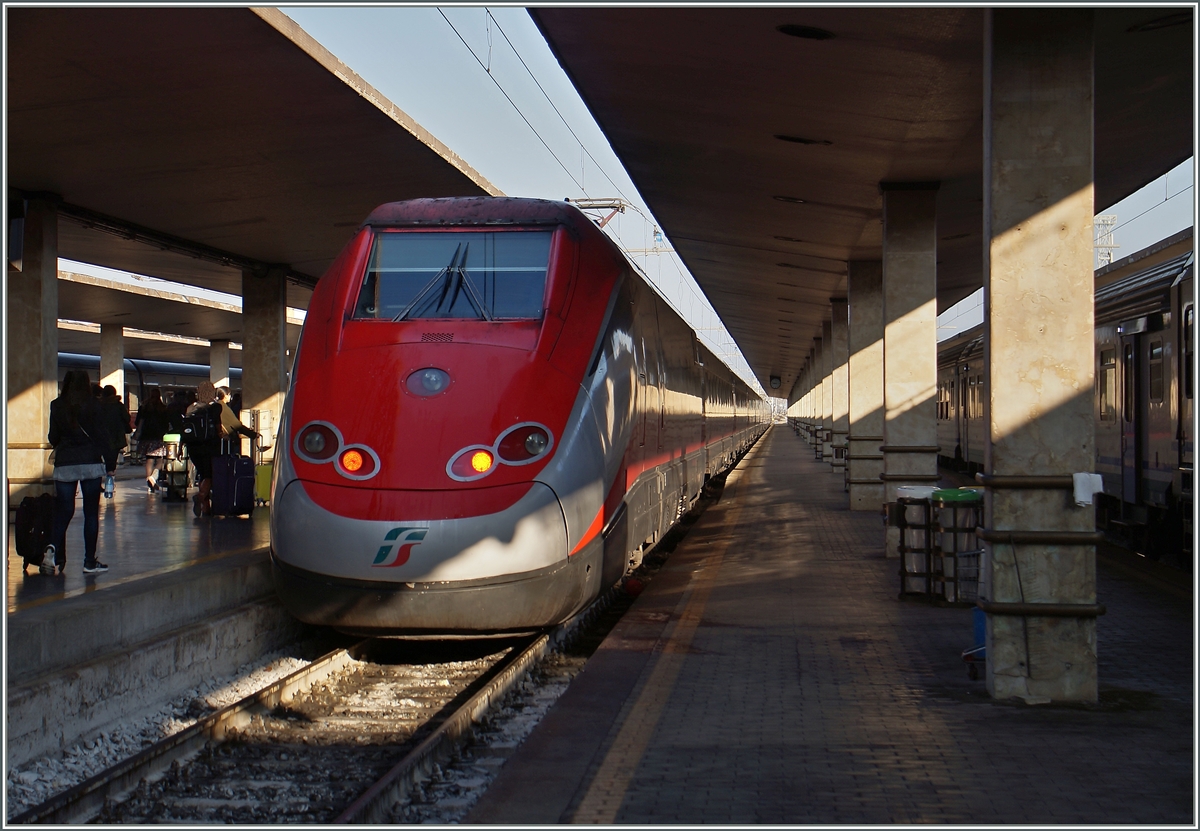 Ein FS Trenitalia ETR 500  Frecciarossa  in Firnze.
12. Nov. 2015