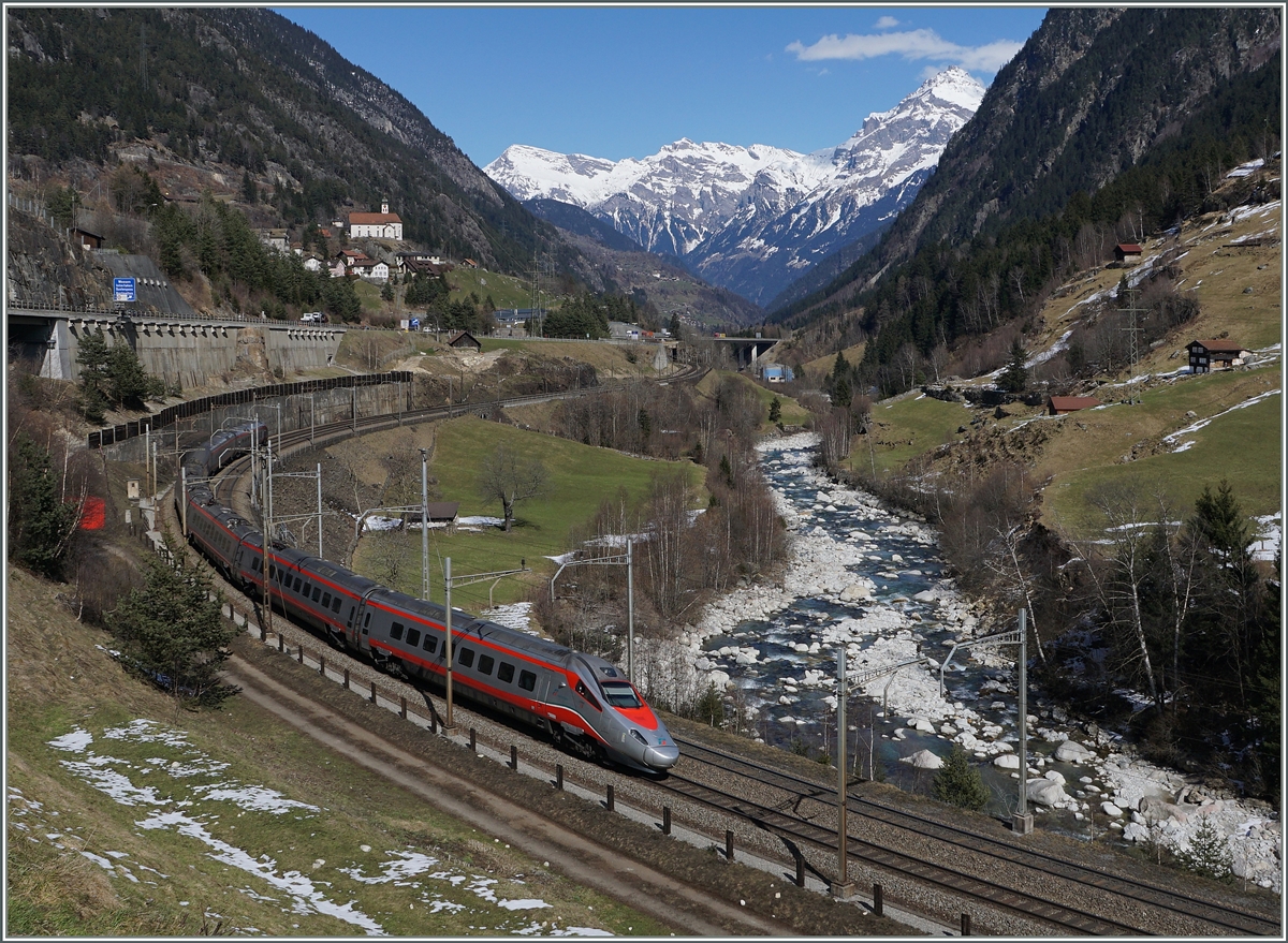 Ein FS Trenitalia ETR 610 als EC 14 von Milano nach Zürich bei Wassen auf der untersten Ebene.
17. März 2016