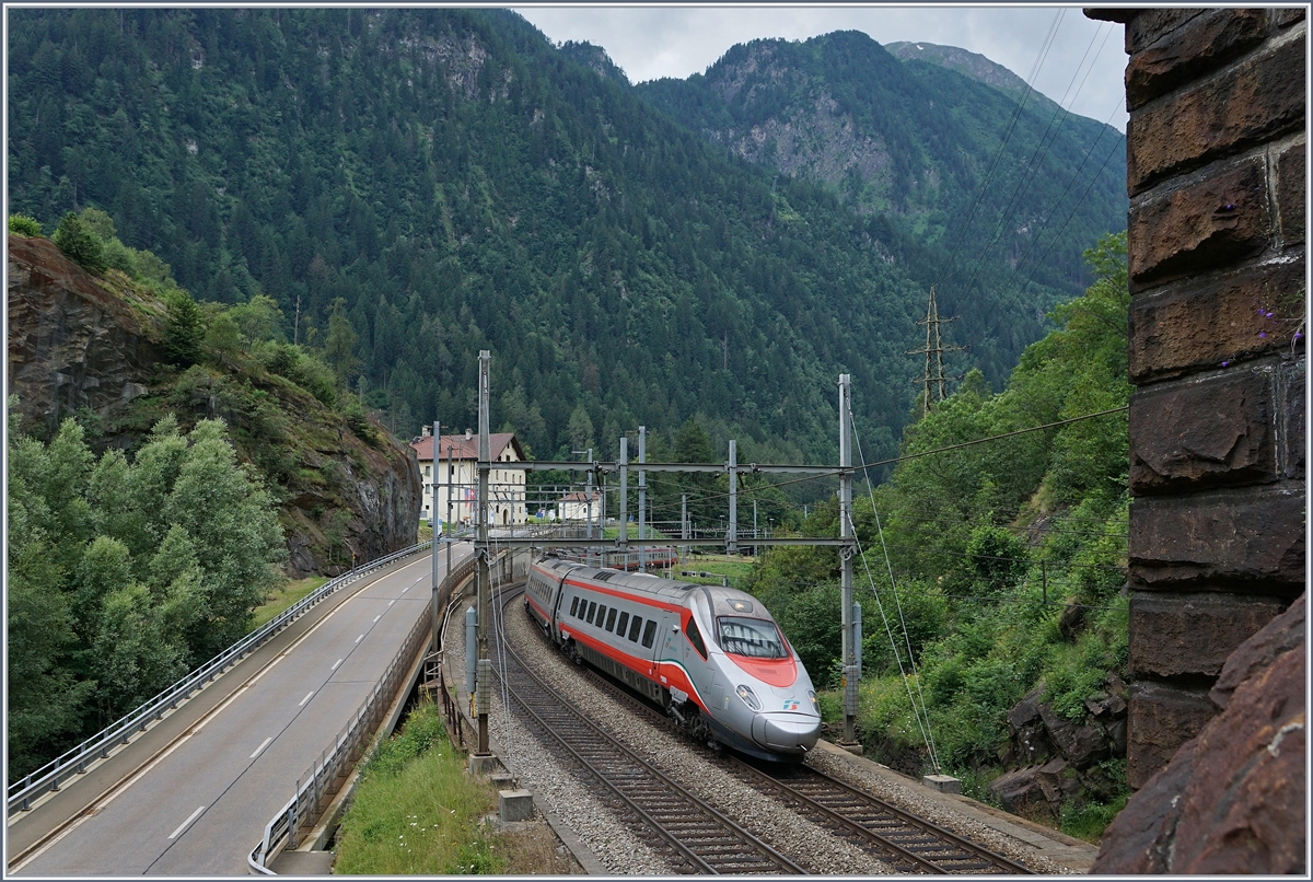 Ein FS Trenitalia ETR 610 erreicht bei Rodi Fiesso die  Dazio Grande .
21. Juli 2016