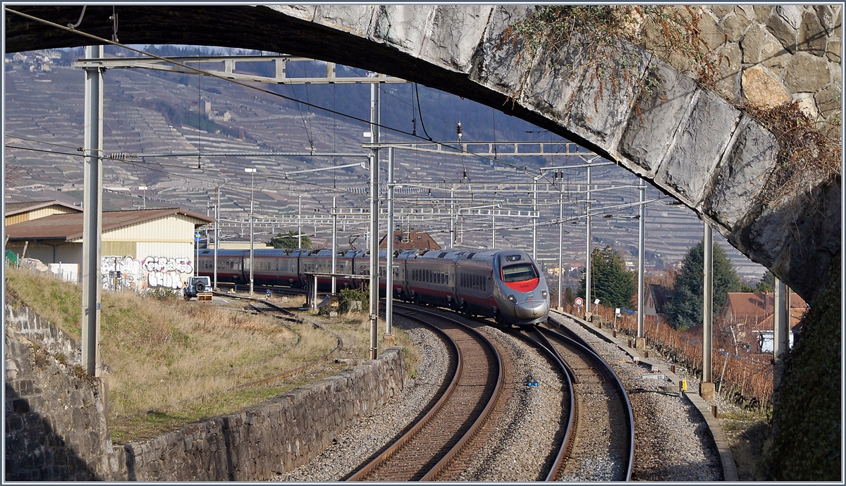 Ein FS Trenitalia ETR 610 fährt als EC 34, untewegs von Milano nach Genève, durch den Bahnhof von Cully.
20. Feb. 2018