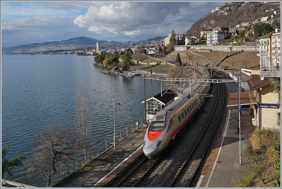 Ein FS Trenitalia ETR 610 als EC 34 bei der Durchfahrt in Veytaux-Chillo.
3. Feb. 2018