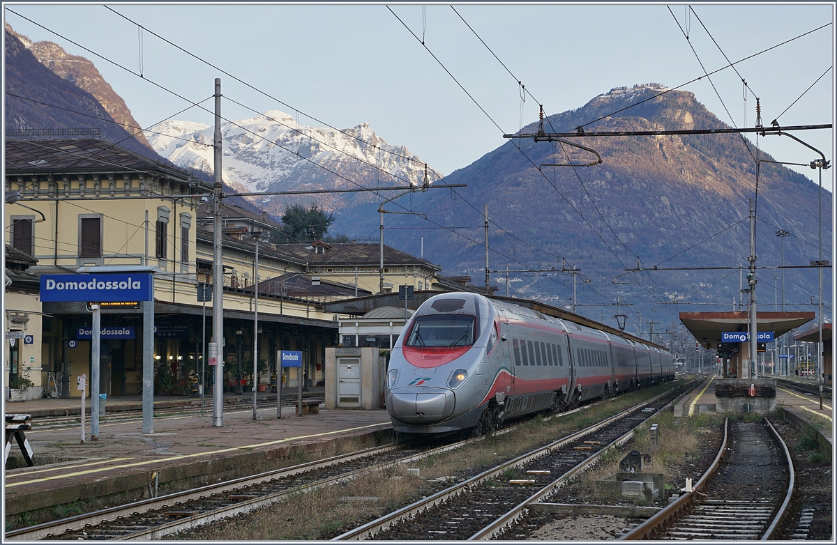 Ein FS Trenitalia ETR 610 steht als EC 35 von Genève nach Milano abfahrbereit in Domodossola.
29. Nov. 2018
