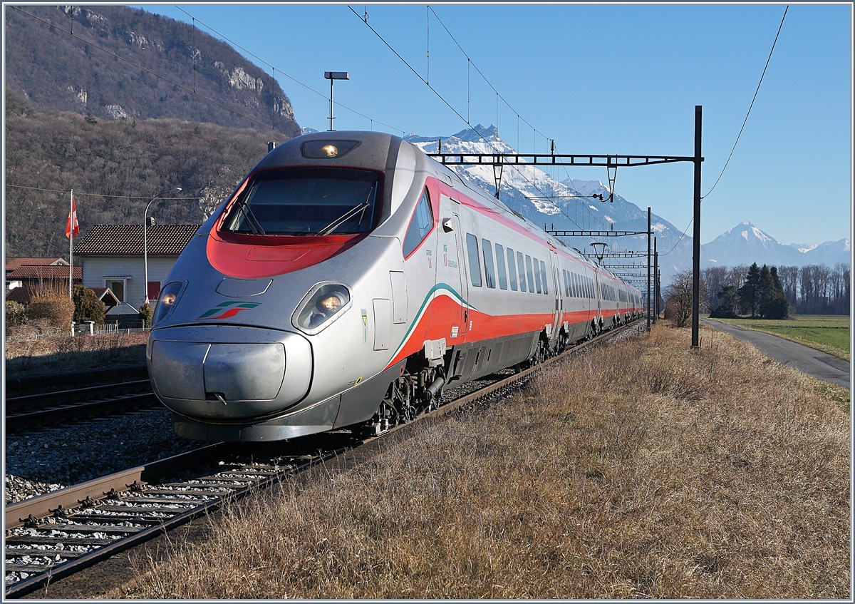 Ein FS Trenitalia ETR 610 als EC 34 von Milano nach Lausanne bei der Durchfahrt in Roches VD.
17. Feb. 2019