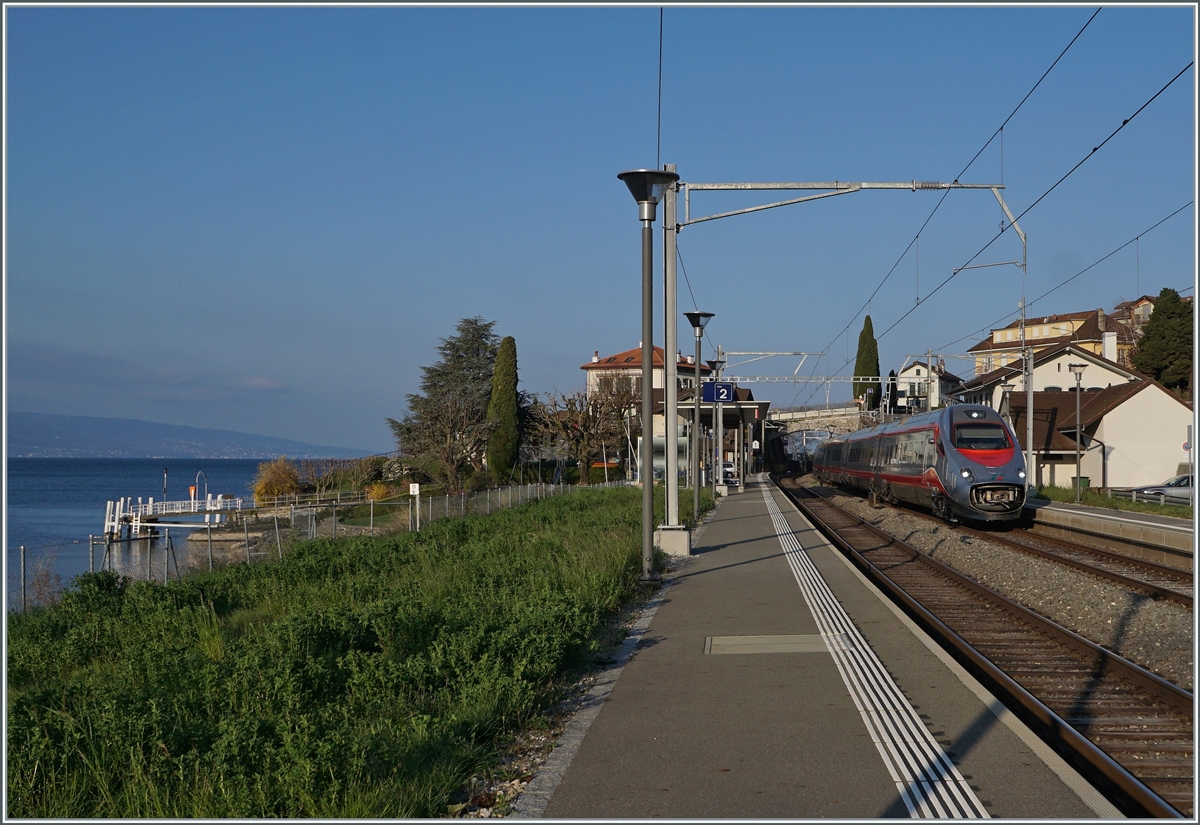 Ein FS Trenitalia ETR 610 ist als EC von Genève nach Milano in Rivaz unterwegs. 

3. April 2021