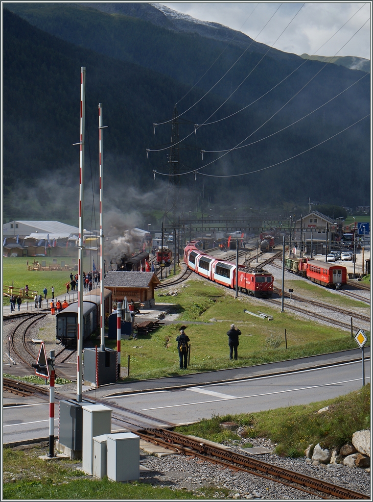 Ein Glacier Express verlässt Oberwald Richtung Osten, während der Feierlichkeiten zu 100 Jahre Brig - Gletsch. 
16. Aug. 2014