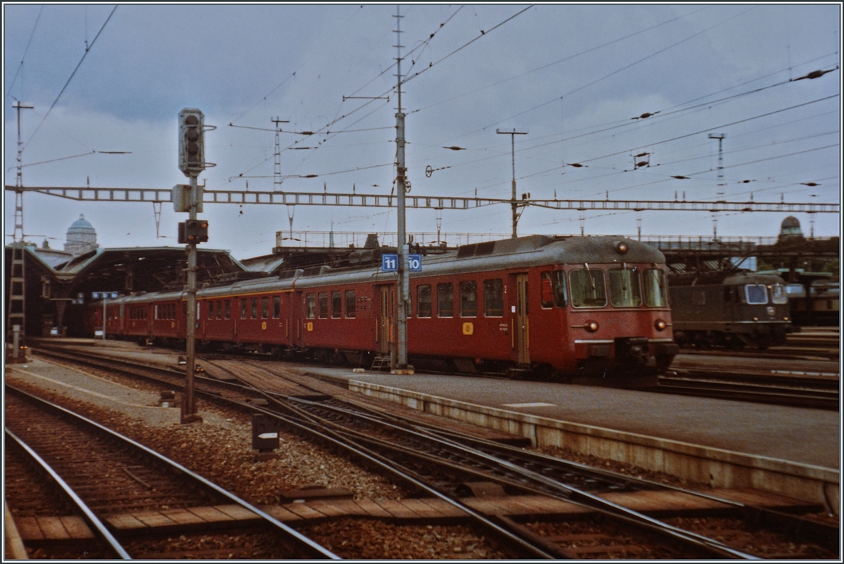 Ein  Goldküsten Express  nach Rapperswil, bestehend aus zwei SBB RABDe 12/12, später als RABDe 510 bezeichnet, verlässt Zürich HB. 

Analogbild vom 28. Mai 1984