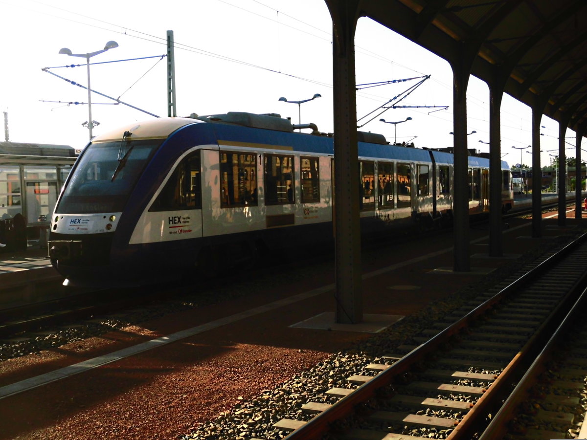 Ein HEX Triebwagen im Bahnhof Halle/Saale Hbf am 19.7.18