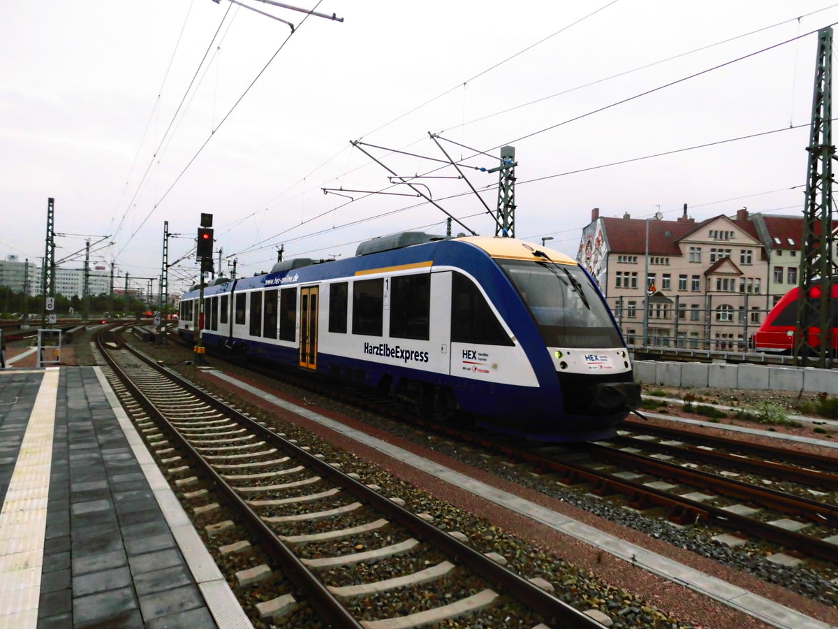 Ein HEX Triebwagen bei der einfahrt in den Bahnhof Halle/Saale Hbf am 12.7.18