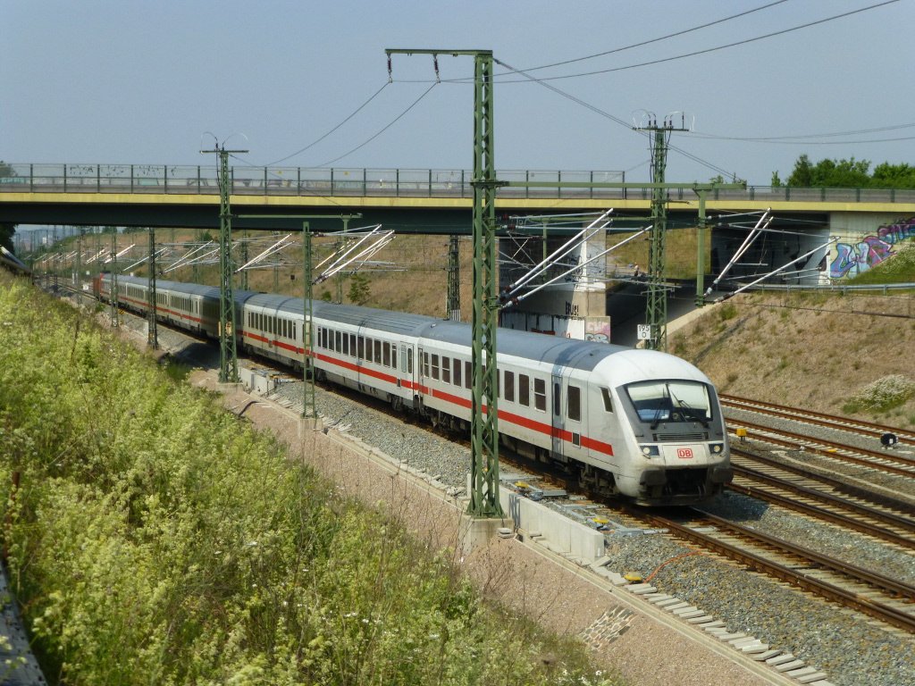 Ein IC nach Osten bei Linderbach, hinten scheibt 101 077, 6.12.15.