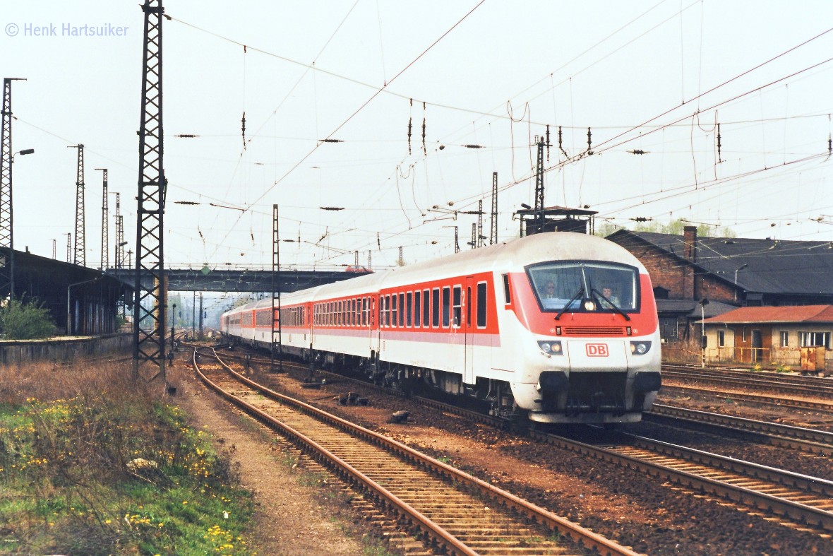 Ein IC in Richtung Weißenfels bei der Einfahrt in Naumburg Hbf am 25.04.1997. (Foto: Henk Hartsuiker)