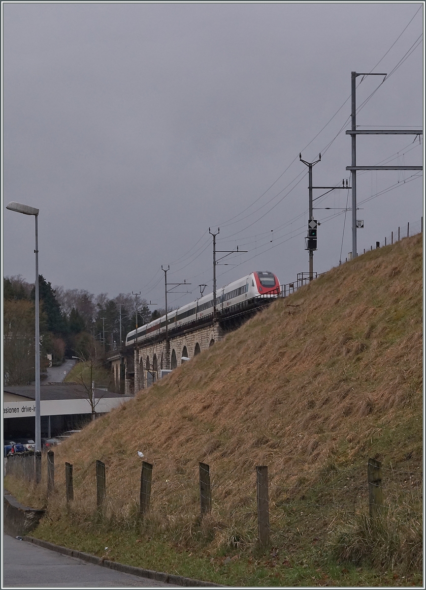 Ein ICN auf dem Mösli-Viadukt in Grenchen.
1. März 2017