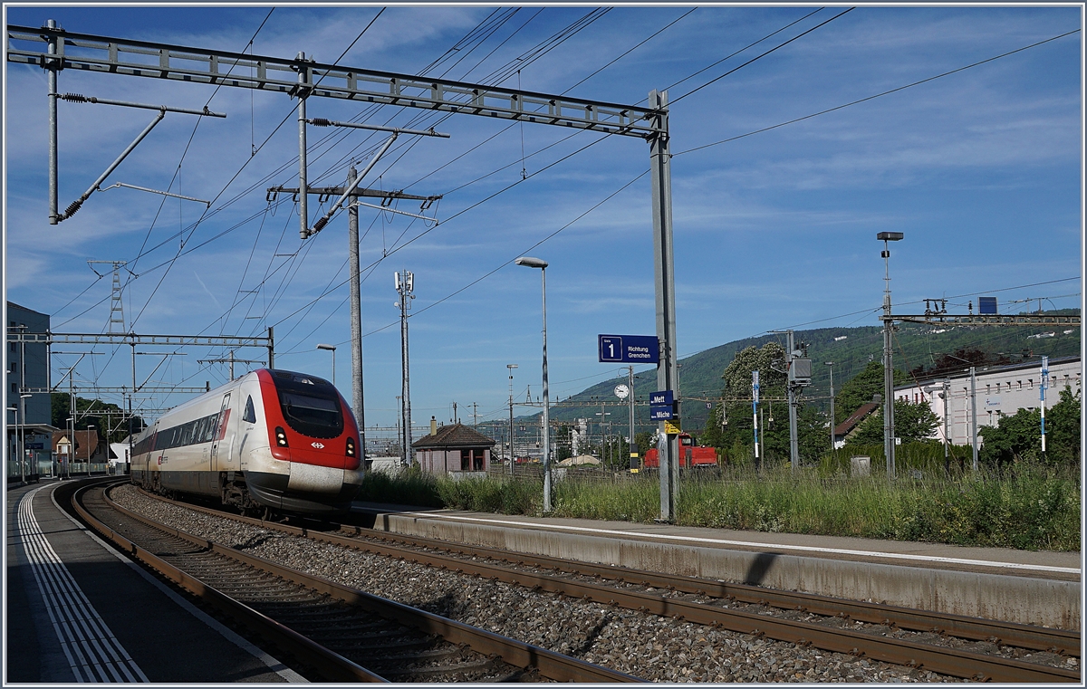 Ein ICN auf der Fahrt Richtung Zürich neigt sich bei seiner raschen Durchfahrt in Biel Mett kräftig in die Kurve.
16. Mai 2017