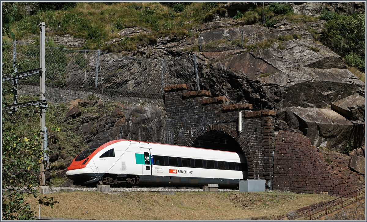 Ein ICN auf der Fahrt Richtung Norden verlässt die  Dazio Grande  und erreicht in Kürze den Bahnhof Rodi Fiesso. 

6. Sept. 2016 