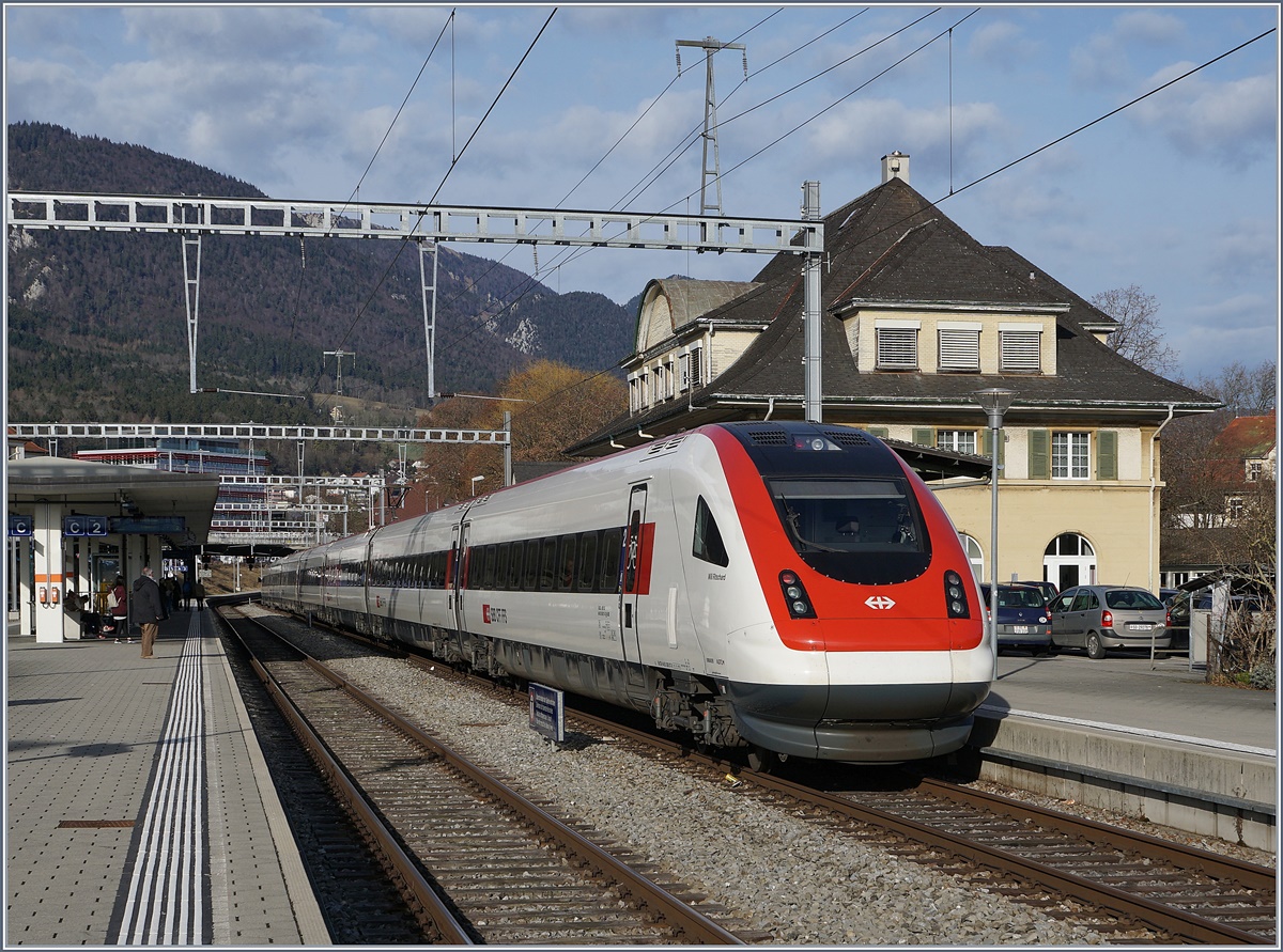 Ein ICN beim Halt in Basel beim Halt in Grenchen Nord; das Bahnhofsgebaäude zeigt sich im typischen BLS Still, gehört doch die Strecke Lengnau - Moutier (MLB) zur BLS.
22. Feb 2017