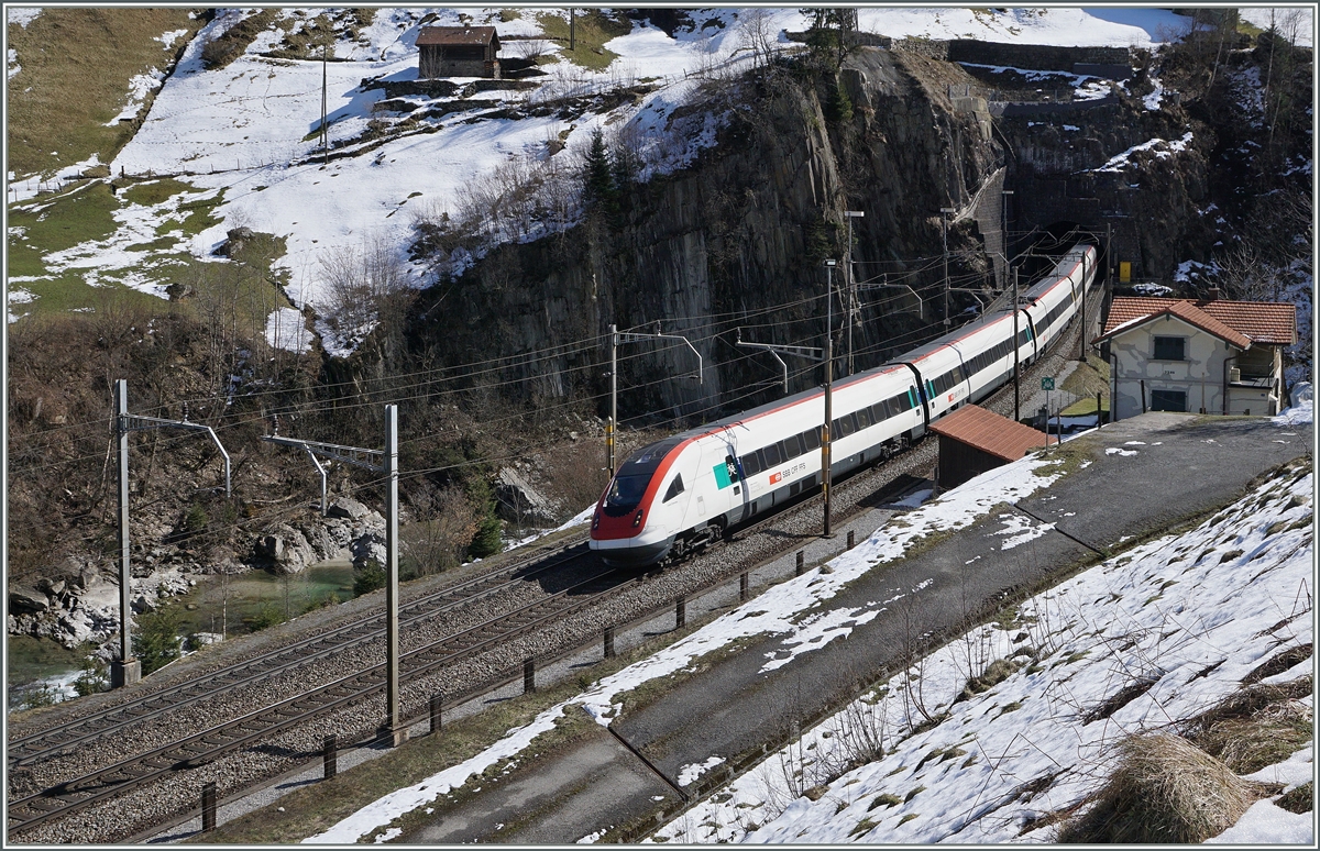 Ein ICN in der bekanten Gotthardbahn Wattinger Kurve bei Wassen.
17. März 2016