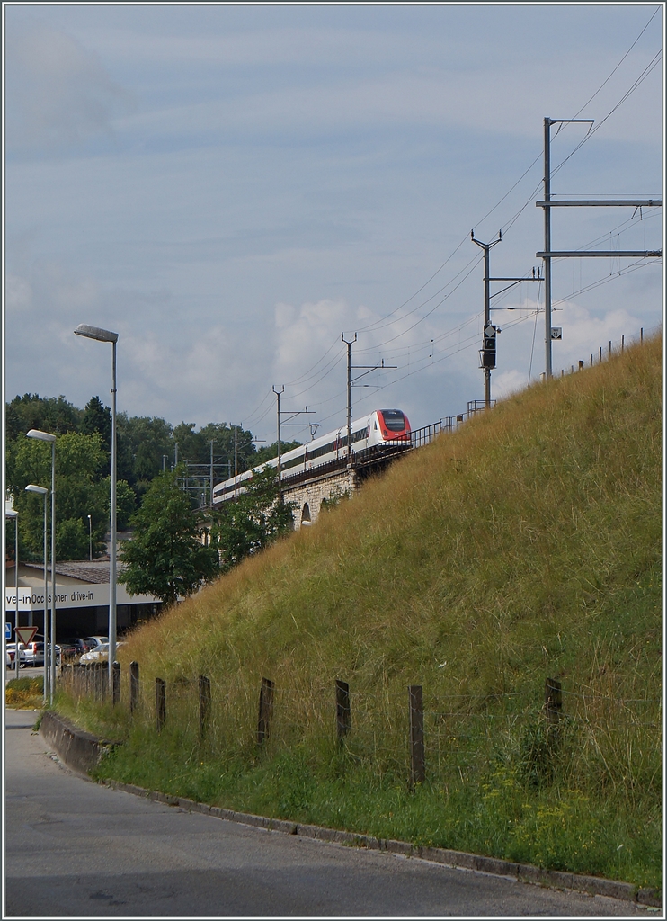 Ein ICN Richtung Westschweiz hat Grenchen Nord verlassen und fährt nun über den Mösliviadukt, mit 285 Meter länge eine der längsten aller BLS Brücken. 
7. Mai 2014