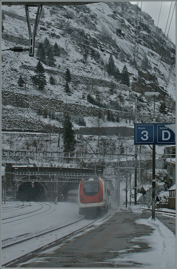 Ein ICN verschwindet schneeaufwirbelnd im Gotthardtunnel.
Göschenen, den 24. Jan. 2014