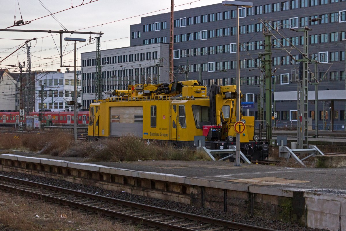 Ein interessantes Fahrzeug stand am 22.12.21 an einer recht unfotogenen Stelle in Hannover abgestellt: Dieses Oberleitungsmontagefahrzeug (OMF), das als schweres Nebenfahrzeug die Nummer 99 80 9436 011 trgt, wartet in einem Gleisstumpf auf neue Aufgaben.