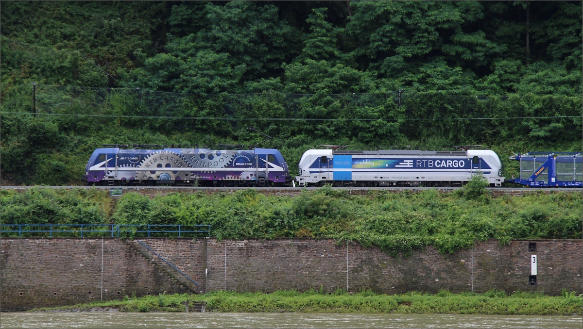 Ein interessantes RTB Duo in Form von 186 426 und 193 999 rauschte am 06.07.2021 auf der gegenberliegenden Seite von Kaub rheinaufwrts. 