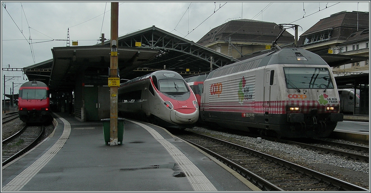 Ein IR nach Genève, der EC 32 von Milano nach Genève und die Re 460 083-9 mit ihrem IR nach Brig warten in Lausanne auf die Abfahrt.
25. Feb. 2016