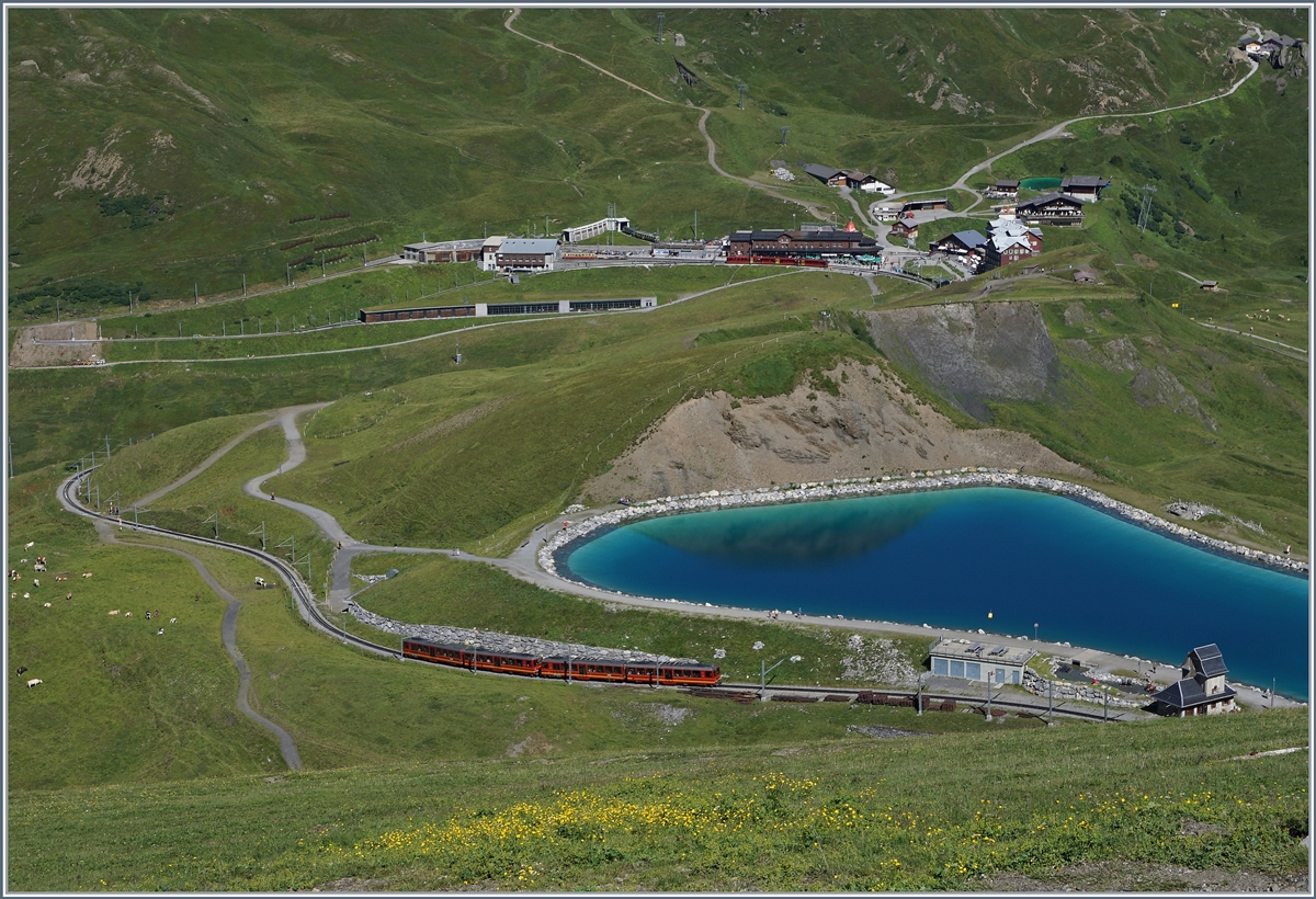 Ein Jungfraubahn (JB) Zug, bestehend aus zwei Bhe 4/8 beim Fallboden. Durch den See verläuft die Gemeindegrenze von Lauterbrunnen und Grindelwald, im Hintergrund ist der Bahnhof Kleide Scheidegg zu sehen.
8 Aug. 2016
