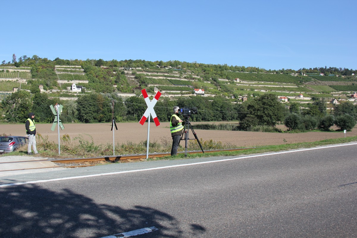 Ein Kameramann vom MDR wartet am 29.09.2013 bei Balgst�dt auf die IGE Werrabahn 41 1144-9 mit dem RE 16196  Rotk�ppchen-Express I  von Altenburg nach Karsdorf. (Foto: Wolfgang Krolop)