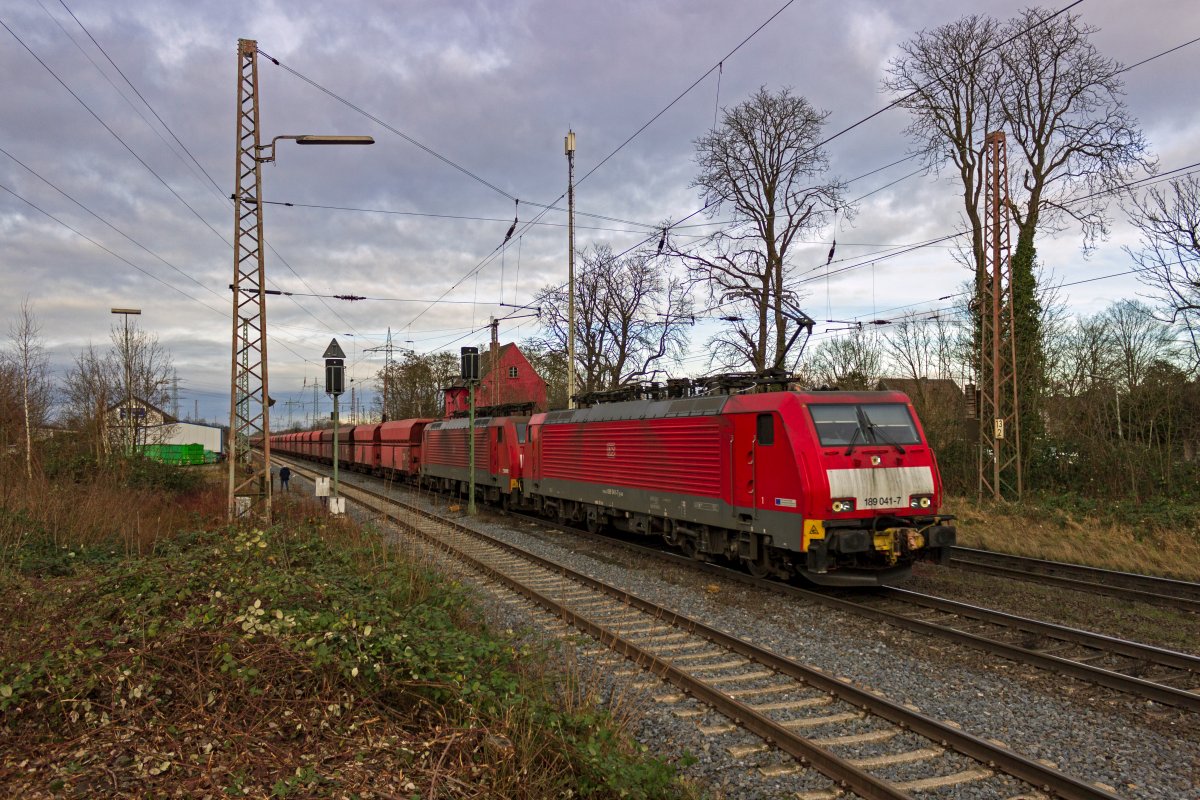 Ein klassischer Erzzug vom Hafen Rotterdam nach (vermutlich) Dillingen an der Saar durchfhrt mit 189 041 und 189 047 an der Spitze den Bahnhof Ratingen-Lintorf.