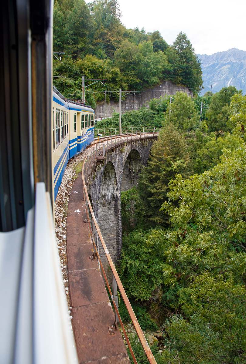 
Ein kleiner Eindruck der Ferrovia Vigezzina /Centovallibahn aus dem Zug....
Am 15.09.2017 fahren wir mit dem SSIF ABe 8/8 23 Ossola wieder Richtung Domodossola, hier sind wir zwischen Marone und Verigo (am Valle Vigezzo). 

Bei gutem Wetter ich es einfach nur toll sich die Landschaft hier aus dem Zug an zu schauen. Da ist einem die Fahrt zu schnell wieder vorbei. 