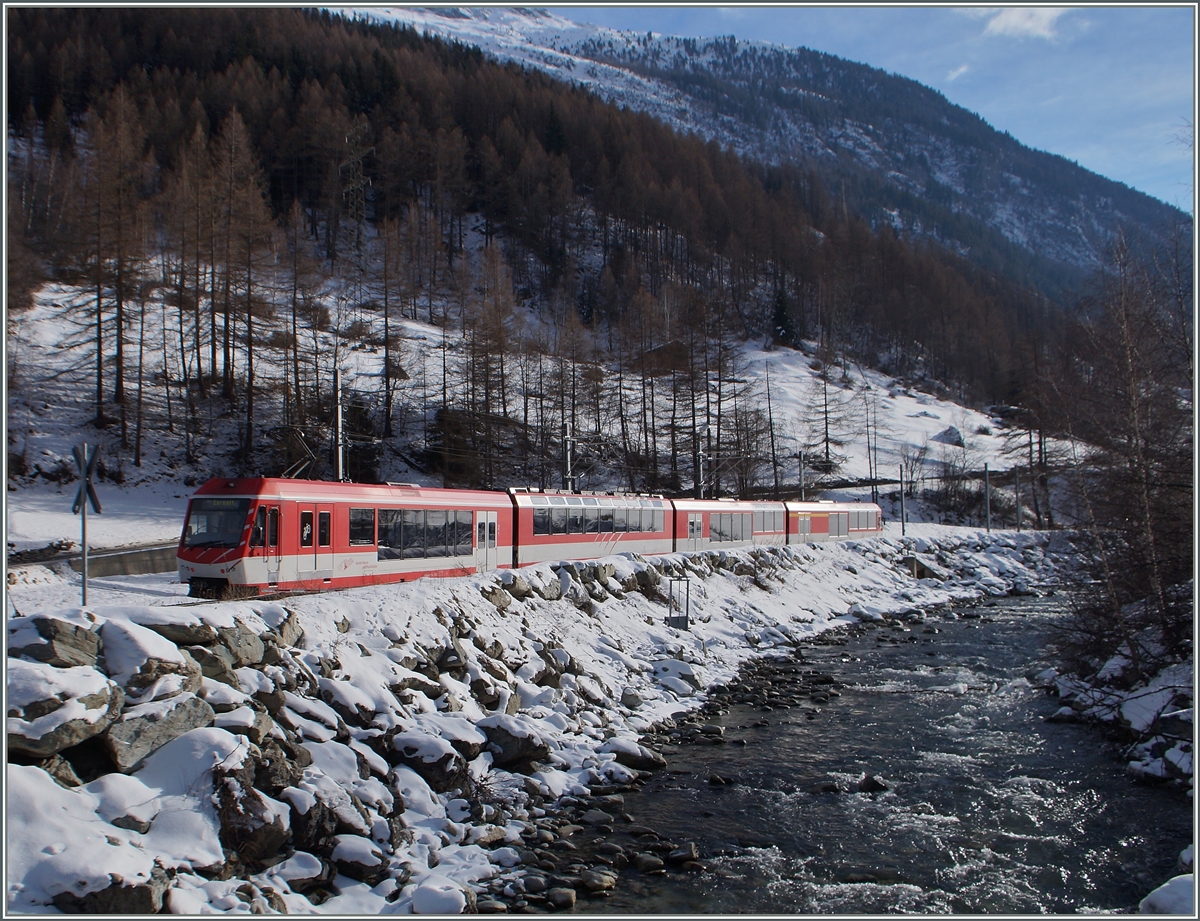 Ein  Komet  hat Täsch verlassen und erreicht in einigen Minuten sein Ziel Zermatt. 18. Jan. 2015