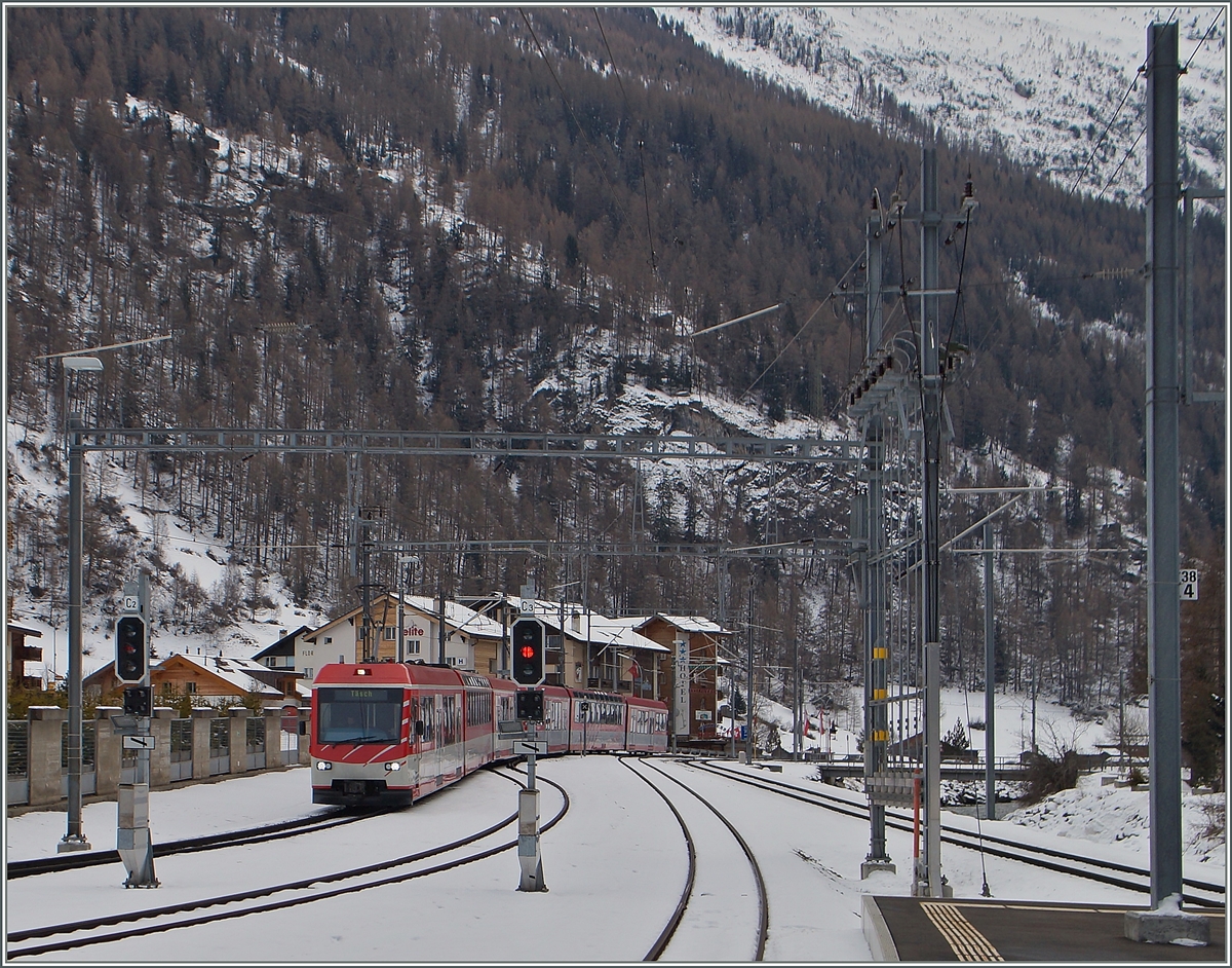 Ein langer  Zermatt-Shuttle  Zug erreicht Täsch.
28. Jan. 2015